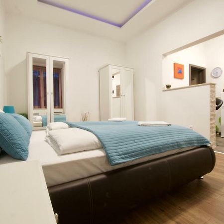Standard Apartment By Hi5 -Baross Square Budapest Kültér fotó